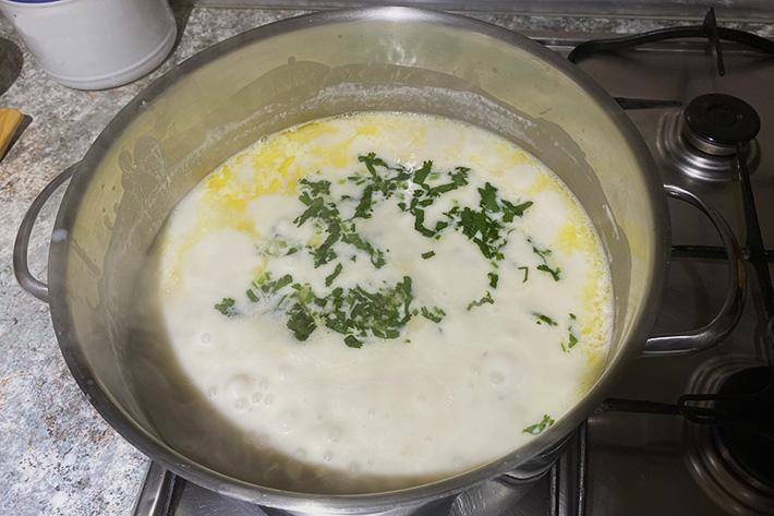 sopa de yogurt toda la mezcla al fuego